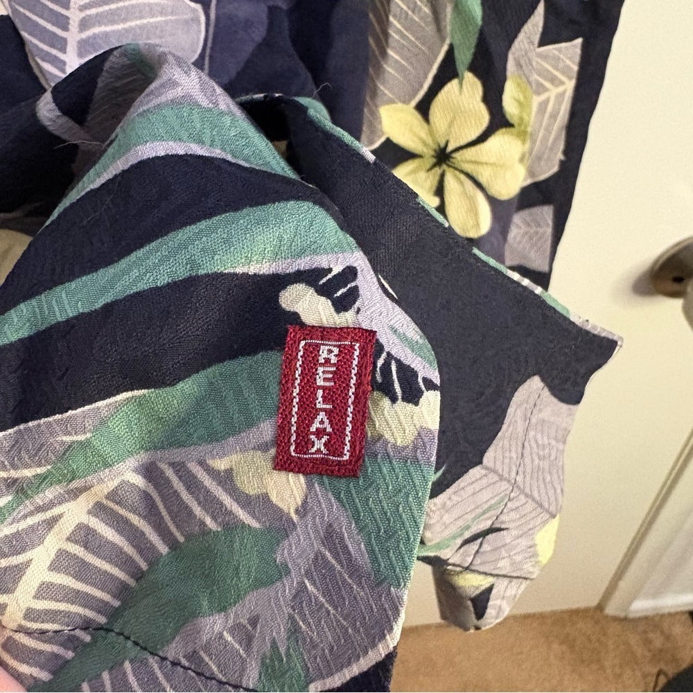 Tommy Bahama Men's Size XL 100% Silk Gray Navy Hawaiian Floral Resort Shirt - Picture 7 of 8